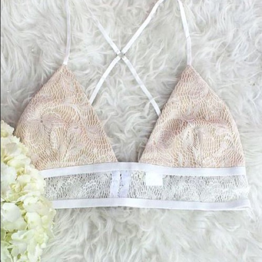 NYTT White Lace Cross-back Bralette!